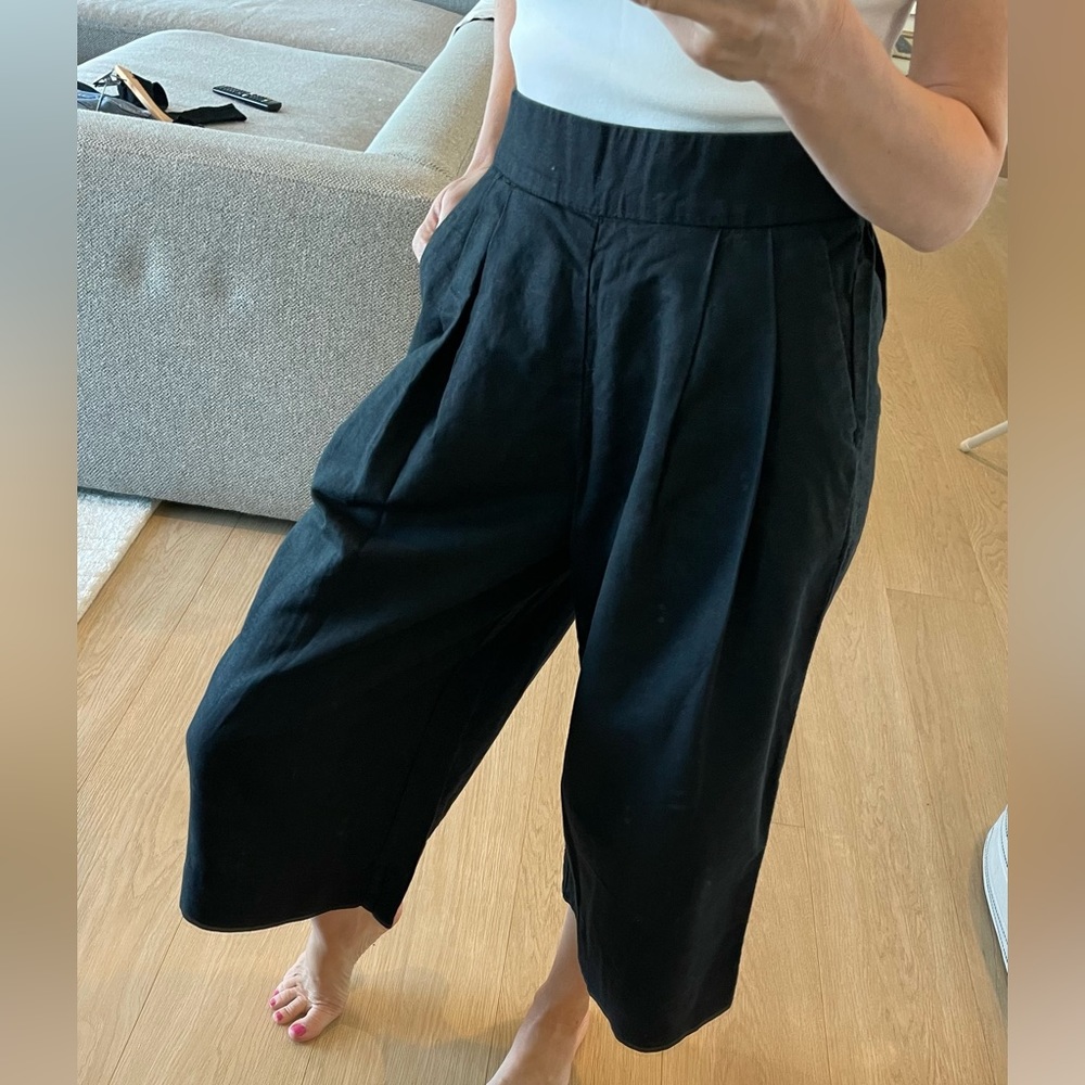 Gap Wide, Cropped, Navy Pants with Pleats, Size 2